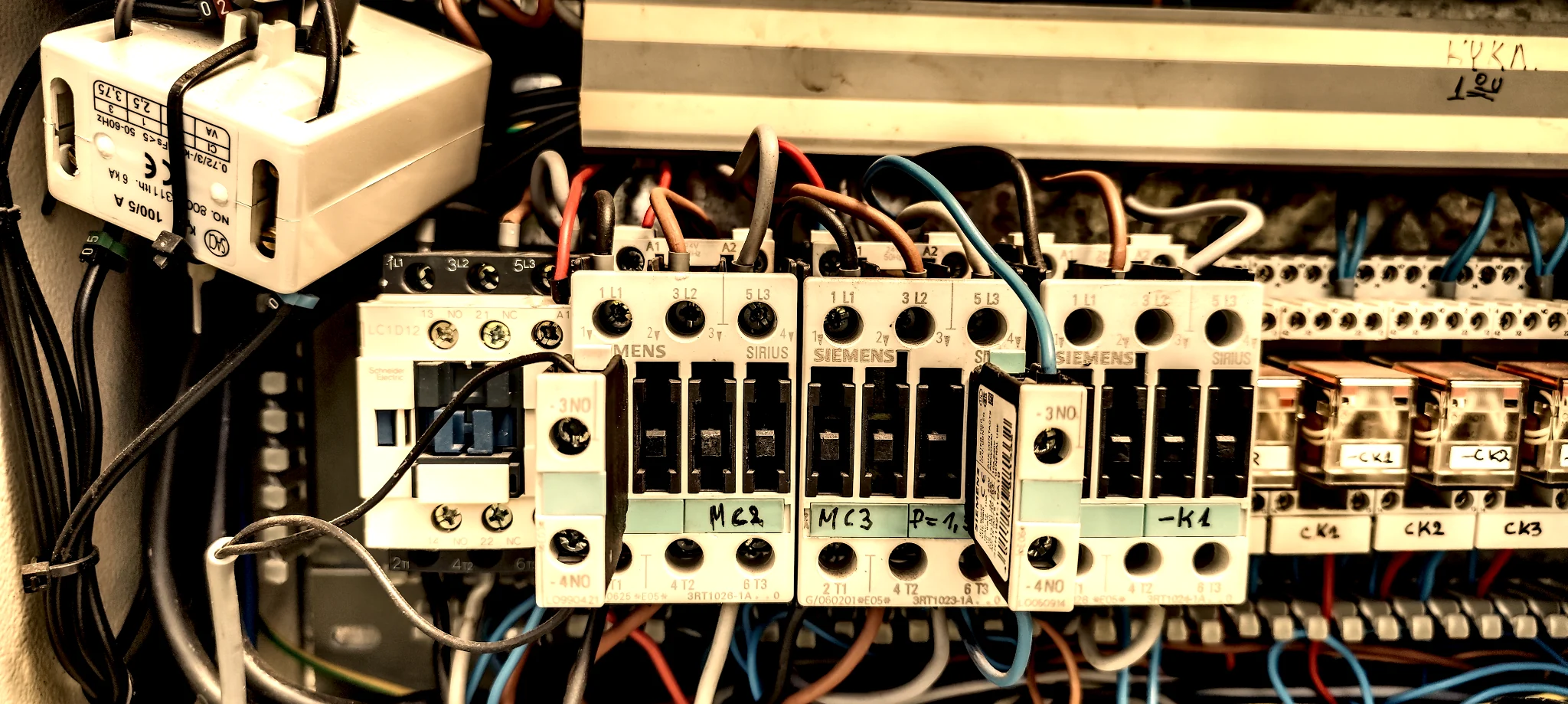 Industrieschaltschrank mit Schützen und Leistungsverdrahtung für eine Automationsanwendung