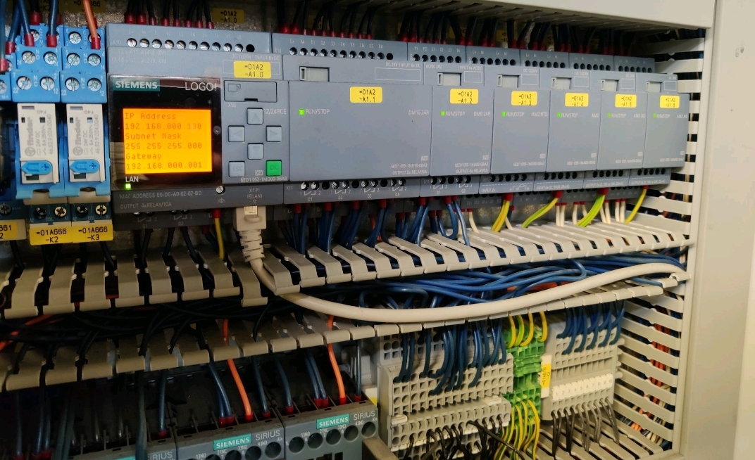 Βιομηχανικός πίνακας Siemens LOGO! με modular I/O και δικτύωση